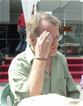 Daniel Paris travaille au Ministère. C'est lui qui s'occupe de tout...et de nous (côté cinéma). Le festival vient à peine de commencer qu'il parait déjà crevé... Faut dire, des films, il n'a pas vraiment eut le temps d'en voir...! 